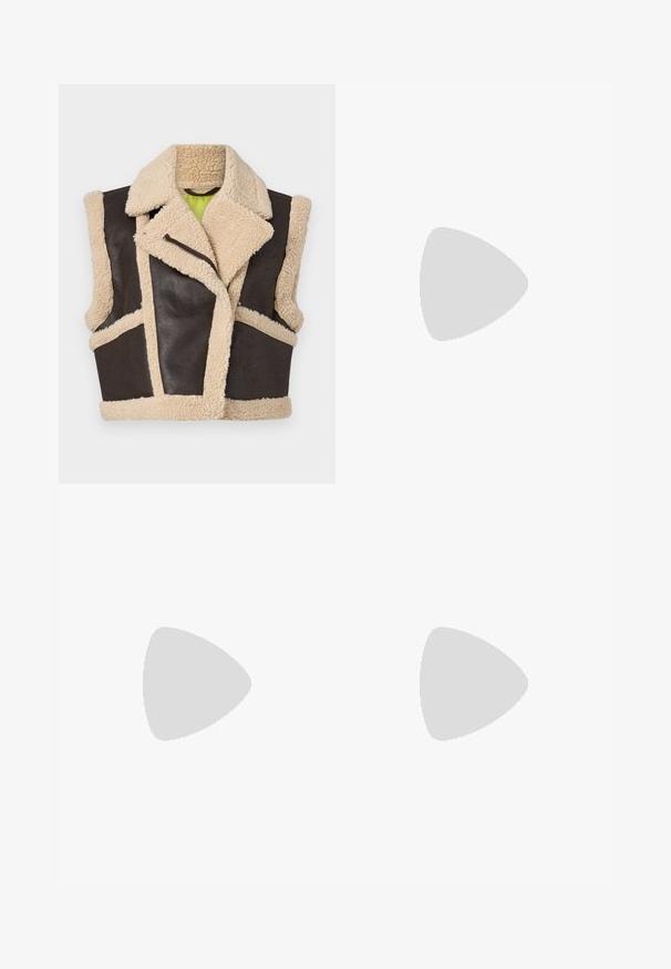 Barna bőr mellény krém színű gyapjú díszítéssel. Széles gallér, rövidített kialakítás és cipzáras záródás jellemzi. Észlelhető szövetes kontraszt panelek.; Beige színű, rövid ujjú felső vízszintes sötétkék csíkokkal. Kerek nyakkivágással és bordázott textúrával rendelkezik, amely alakformáló sziluettet ad.; Széles szárú, világos bézs farmernadrág magas derékkal, két elülső zsebbel, gombos záródással és diszkrét varrási részletekkel.; Krém színű, hálós balettcipő hegyes orral és állítható pánttal. Texturált felsőrésszel és lapos, barna talppal rendelkezik.