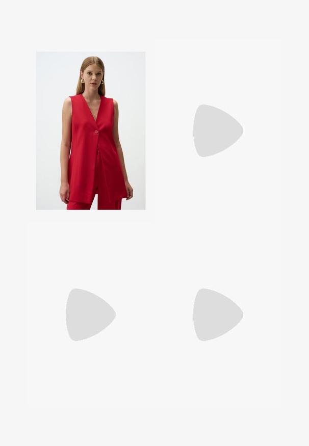 Rode mouwloze blazer met een V-hals en een enkele knoopsluiting, voorzien van een gladde stof en een licht uitlopende pasvorm.; Twee mouwloze ribgebreide coltruien in zwart en wit, met een slim fit ontwerp en een gladde textuur, met een cropped lengte.; Zwarte wijde broek van lichtgewicht stof, met een knoopsluiting aan de voorkant en een vlakke achterkant, afgewerkt met keurig gestikte zoom.; Sportschoenen met een witte leren bovenkant, grijze suède neus en drie zwarte strepen. Bevat een blauw logo op de tong en een gestructureerde rubberen zool.