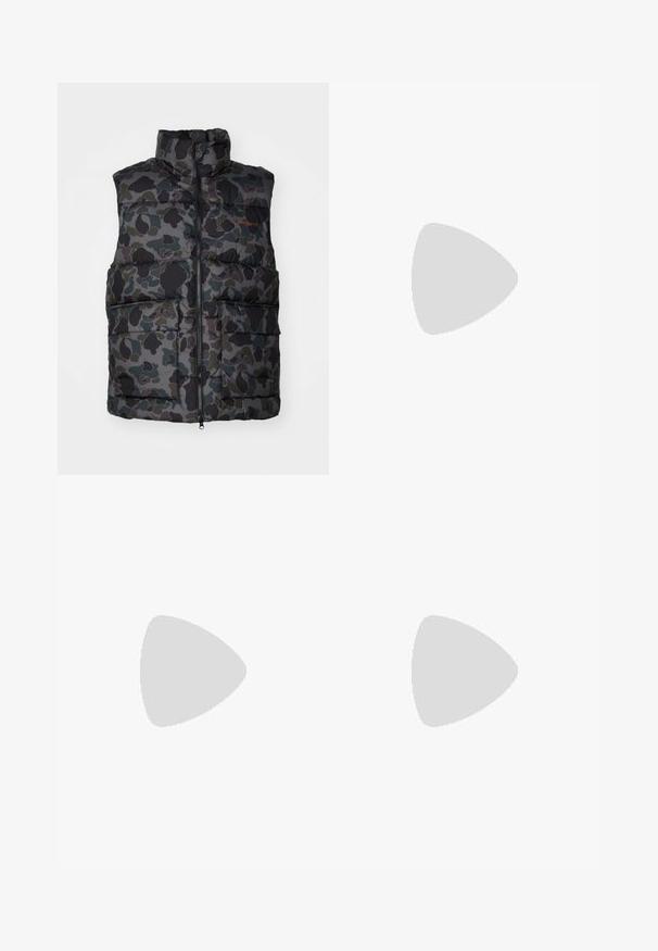 Paminkštintas kamufliažinis liemenė tamsiai žalia, juoda ir pilka spalvomis. Turi aukštą apykaklę, priekinius užtrauktukus ir dvi dideles priekines kišenes.; Rudens megztinis rudos ir mėlynos spalvos su niražytais raštais, turintis horizontalius dryžius ir apvalų iškirpimą. Ilgos rankovės su niražyta apykaklėmis.; Aukštos juosmens mėlynos džinsinės kelnės, pagamintos iš džinsinio audinio, su tiesios kojelės siluetu, matomomis siūlėmis ir priekiniais mygtukais.; Juodi aukšti sportiniai bateliai su baltu padu ir raišteliais, derinami su laisvai krentančiais mėlynais džinsais, atremti į pilką turėklą.