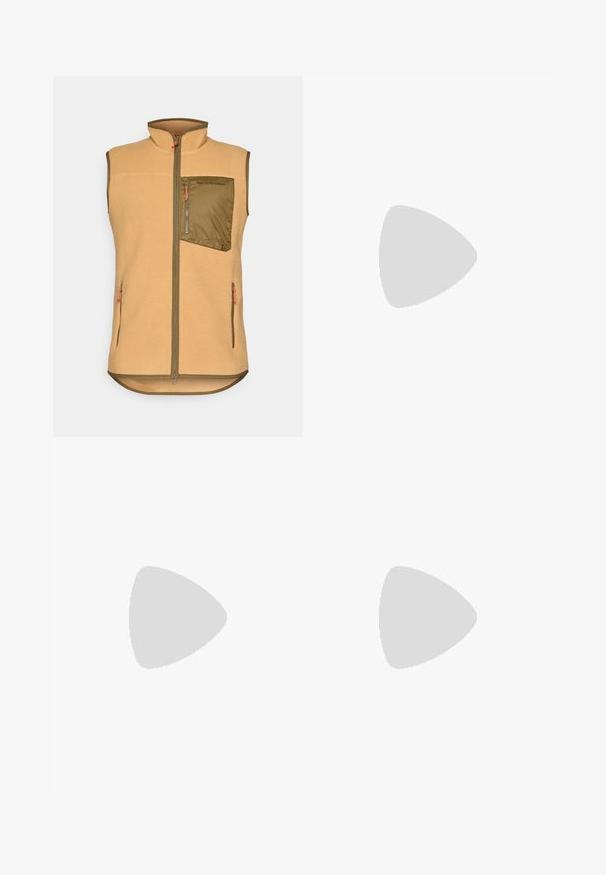 Fleecasta brezrokavnik v svetlo bež barvi z zadrgo na olivno zeleni prsni žep. Ima dva stranska žepa in oranžne zadrge. Oblika z visokim ovratnikom.; Kremno barvana bombažna majica s kratkimi rokavi in okroglim izrezom, na kateri je črn tisk s številkama "Peak Performance" in "Est. 1986".; Olivno zeleni outdoor hlače iz lahkega materiala, z večjimi žepi, dodatki z zadrgo in logotipom na zgornji stegn.; The North Face VERTO ALPINE GORE TEX - Pohodniški čevlji - hero blue/tnf black