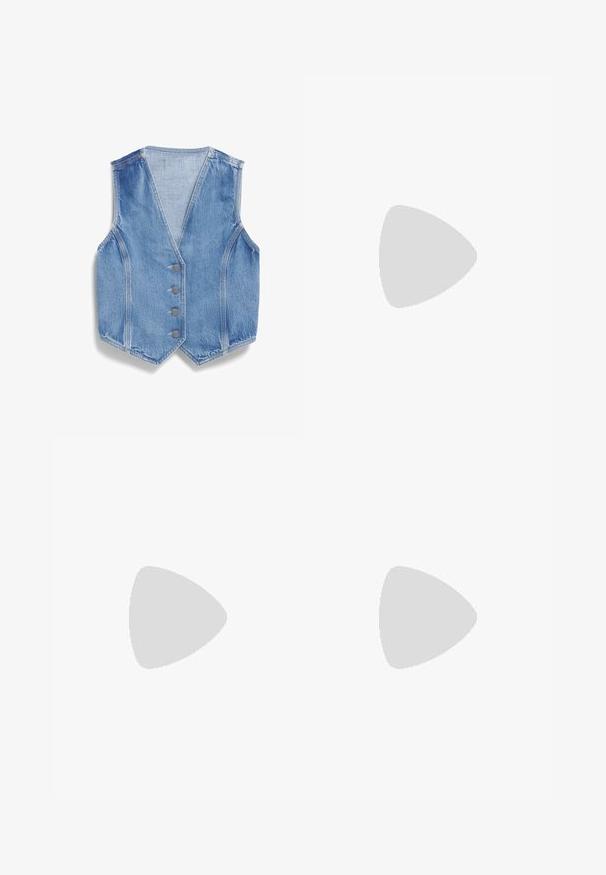 Jeansweste in Hellblau mit V-Ausschnitt, fünf Metallknöpfen auf der Vorderseite und rohem Saum. Strukturiert. ; Braunes Polohemd mit kurzen Ärmeln aus geripptem Material, mit Kragen und einer Knopfleiste mit drei Knöpfen. Hat eine einfarbige Optik und eine lockere Passform.; Cremfarbene Denim-Jeans mit lockerer Passform, fünf Taschen, Kupferbeschlägen und passendem Nähten. Mit Knopfverschluss und Gürtelschlaufen.; Schwarze Leder-Sandalen mit einem Riemendesign, offenem Zehenbereich und Knöchelverschluss. Sie verfügen über einen niedrigen Blockabsatz und eine glatte, matte Textur.; Schwarze Leder-Umhängetasche mit geschwungener Form, Reißverschluss und verstellbarem Tragegurt. Auf der Vorderseite mit eingeprägtem Logo.