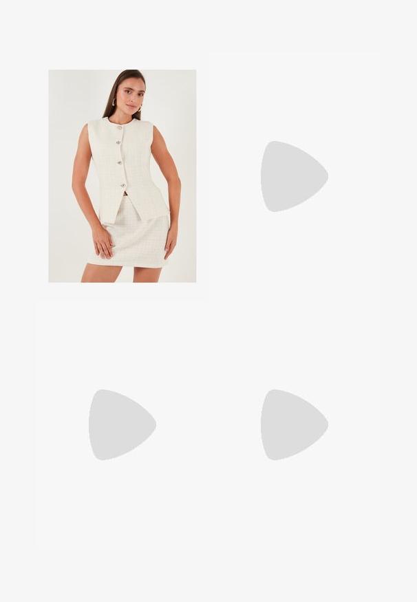 Costum alb din tweed format din două piese, cu un sacou fără mâneci prevăzut cu cinci butoane argintii și o fustă mini ajustată. Textură netedă și design modern.; Trei bluze cu mânecă lungă așezate: neagră, gri și albă. Fiecare are un guler rotund și un design scurt, realizat dintr-un material fin și ușor.; Jeans din denim de culoare albastră deschisă, cu un design drept, cinci buzunare și talie medie. Prezintă o textură decolorată și tiv cusut.; Zign Cizme - black