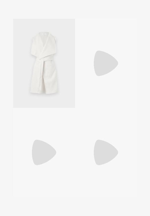 Bela brezrokavna ovijajoča plašča z izrezanim reverjem, pasom na zavezovanje in mehkobo, ki se ponaša s čistim dizajnom in brez vidnih kovinskih delov.; Bela brezrokavnica s okroglim izrezom. Narejena iz gladkega materiala, ima sproščen kroj in minimalističen dizajn. Brez vzorcev ali okrasnih elementov.; Bela, sproščena trenerka iz mehkega blaga, z elastičnim pasom in vrvico ter naravnim krojem nogavic.; Bele platform tenisice izdelane iz gladkega sintetičnega materiala, z zaobljenim prstom, sistemom vezalk in teksturiranim gumijastim podplatom. Črn dodatek na peti.