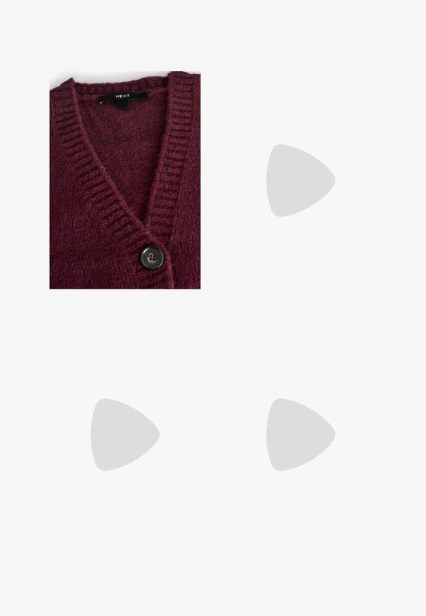 Burgunderfarbener Strickcardigan mit V-Ausschnitt, gerippter Textur und einem großen schwarzen Knopf vorne. Das Etikett trägt die Aufschrift "NEXT."; Zwei ärmellose, gerippte Rollkragenoberteile in Schwarz und Weiß, mit einer figurbetonten Passform und glatter Textur sowie einer cropped Länge.; Schwarze weite Hosen aus leichtem Stoff, mit einem Knopfverschluss vorne und flachem Bund, mit sorgfältig genähten Säumen.; Sportschuhe mit einem Obermaterial aus weißem Leder, grauer Wildleder-Zehenkappe und drei schwarzen Streifen. Sie verfügen über ein blaues Logo auf der Zunge und eine strukturierte Gummisohle.