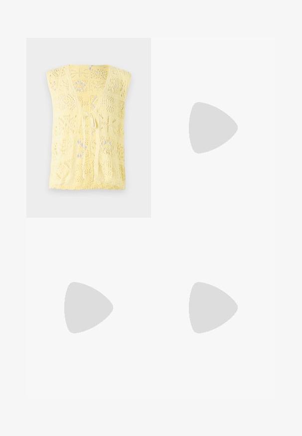 Żółta dziergana kamizelka z dekoltem w kształcie litery V, wzorami ażurowymi i zapięciem na sznur. Miękka tekstura i luźny krój.; Biała bezrękawnik z okrągłym dekoltem, z delikatną teksturą, z tylnym wycięciem w kształcie klucza oraz prostym wykończeniem dołu.; Białe spodnie o szerokich nogawkach wykonane z lekkiego materiału. Posiadają elastyczny pas z sznurkiem i boczne kieszenie. Gładka tekstura.; Granatowe sandały na koturnie z krzyżującymi się paskami, teksturowaną platformą z naturalnego włókna oraz złotym metalicznym akcentem na podstawie.