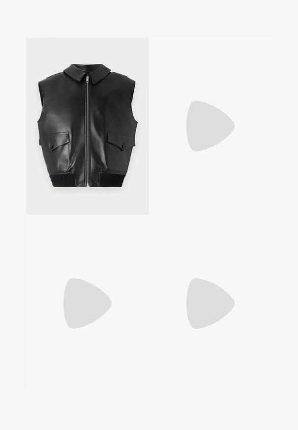 Schwarze ärmellose Lederweste mit durchgehendem Reißverschluss, spitzem Kragen, zwei vorderen Klapptaschen und geripptem schwarzen Taillenbund.; Schwarzes Kurzarm-T-Shirt aus Baumwolle mit rundem Halsausschnitt und einem kleinen Logo-Detail am Saum. Glatte Textur, reguläre Passform.; Dunkelblaue Baumwollhosen mit geradem Bein, einem Frontknopfverschluss und einem klassischen Bund mit Gürtelschlaufen.; Schwarzer geflochtener Slipper mit einem glatten Lederakzent im Obermaterial, einem runden Zehendesign und einer flachen Gummisohle.