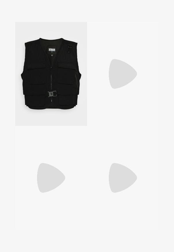 Melnas vestes ar rāvējslēdzēja priekšpusi, sietu oderi un vairākām priekšējām kabatām. Ietver metāla klipu piederumus un siksnu detaļu. Izmērs ir vidējs.; Melna ribota īsā topa ar apaļu kakla izgriezumu un bez piedurknēm. Izgatavota no mīksta, elastīga auduma, ar tīrām apgrieztām malām.; Melni platas bikses, kas izgatavotas no elastīga auduma. Tām ir augsts viduklis un gluda, pieguloša forma, kas paplašinās no ceļa uz leju.; Pelēki potītes zābaki, kas izgatavoti no teksturētas ādas, ar elastīgām sānu paneļām un masīvu melnu zoli. Ar vilkšanas cilpām vieglai uzvilkšanai.