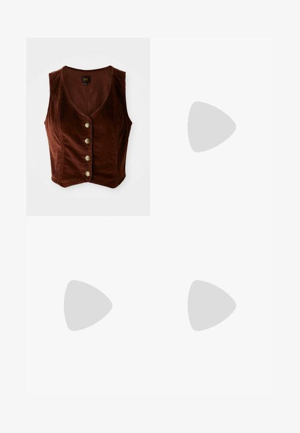 Bruine corduroy mouwloze top met een diepe V-halslijn en vijf gouden knopen, met een getextureerd oppervlak en een getailleerd ontwerp.; Drie langmouwige tops gestapeld: zwart, grijs en wit. Elke top heeft een ronde halslijn en een cropped ontwerp van soepel, lichtgewicht materiaal.; Donkerblauwe wijde jeans met hoge taille, voorzien van riemlussen, een voordezip en subtiele stikdetails. Gemaakt van denimstof.; Beige suède ballet flats met een zwarte leren ronde neuskap, lage hak en een gladde textuur, met minimale stiksels en een schone uitstraling.