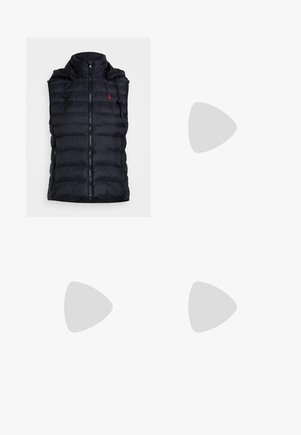 Jacheta puffer neagră cu glugă, închidere cu fermoar, buzunare laterale și logo roșu. Prezintă o textură matlasată și sireturi ajustabile.; Tricou din bumbac negru cu gât rotund, mâneci scurte și un logo brodat alb pe pieptul stâng. Textură netedă, design casual.; Pantaloni din bumbac maro cu un design slim-fit, față plată și buzunare standard; textură netedă și tivuri finisate.; Adidași din piele albă, design de tip low-top, cu o textură netedă, vârf rotund, față șiretată și un mic logo brodat pe lateral.