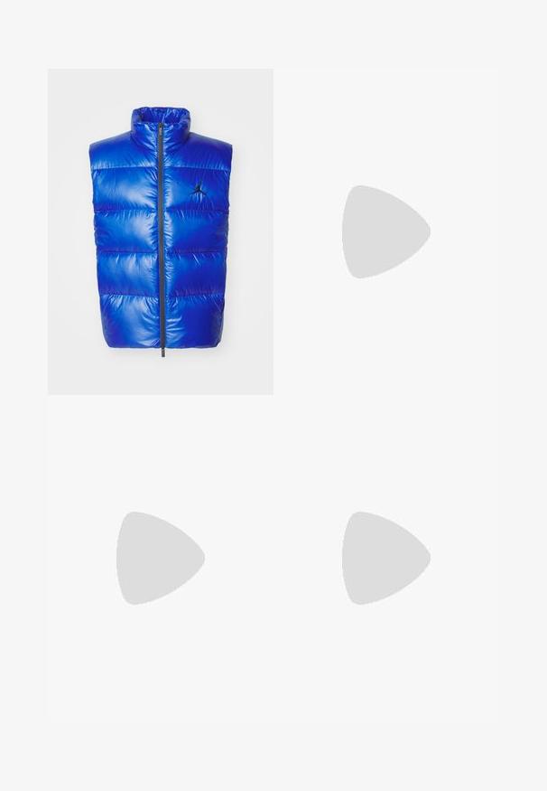 Gilet rembourré bleu avec col haut, design matelassé vertical, fermeture éclair à l'avant, avec un logo noir de Jordan sur la poitrine gauche.; Maillot du FC Barcelone avec des rayures verticales bleues et rouges, logo Nike et graphique Spotify au centre. Fabriqué en tissu respirant.; Jean en denim bleu clair avec une coupe droite, présentant une taille mi-haute, cinq poches, et une fermeture à bouton et à fermeture éclair.; Mocassin en cuir noir avec un accent à frange, doté d'une semelle épaisse noire et d'une couture jaune le long du bord. Fini texturé.; Collier en métal argenté à trois couches présentant des chaînes flexibles et élégantes avec un léger éclat, sécurisé par un fermoir en forme de homard et une chaîne ajustable.