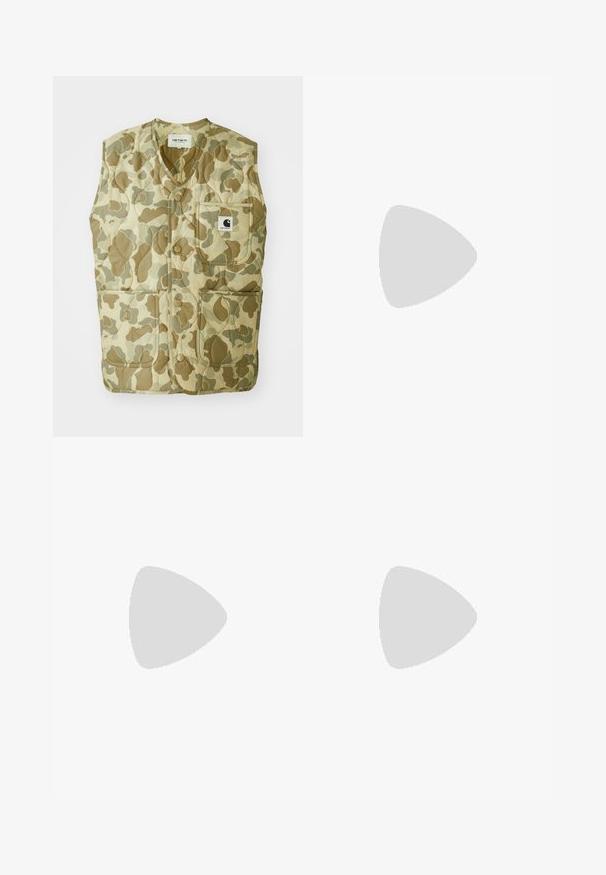 Gilet con motivo camouflage, caratterizzato da un design trapuntato, collo a V, quattro tasche e un'etichetta con logo. I materiali sono resistenti e leggeri.; Maglietta a righe blu navy e bianca a maniche lunghe con collo classico, taschino frontale e chiusura a bottone. Tessuto morbido con una texture liscia.; Gonna khaki con motivo mimetico, realizzata in un materiale liscio, con una cintura elastica e due tasche laterali.; Scarpe sportive GORE-TEX di colore viola chiaro, con una tomaia in rete testurizzata, accenti neri e una suola scolpita. Presentano lacci elastici e un colletto imbottito.