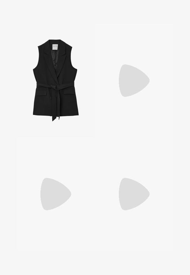 Schwarze Weste mit strukturiertem Design, ausgestattet mit einem Reverskragen, doppelten Knöpfen, Fronttaschen und einem Stoffgürtel zum Verschließen.; Weißes T-Shirt mit kurzen Ärmeln aus glatter Stoffqualität, mit rundem Ausschnitt und dezenten Nähten am Saum.; Helle blaue weit geschnittene Jeans aus Denim mit hoher Taille, vorderen Taschen und einem Knopfverschluss. Glatte Textur mit ausgewaschenen Stellen.; Weißer Sportschuh mit Mesh-Obermaterial, navyblauen Akzenten und gepolsterter Sohle. Verfügt über das "N"-Logo, Schnürsenkel und eine strukturierte Detailverarbeitung an der Seite.