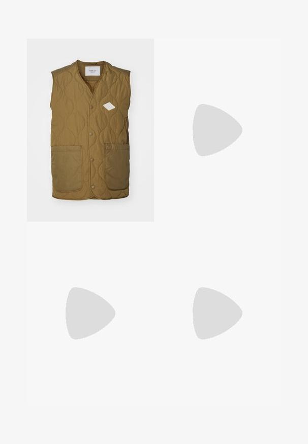 Vesta matlasată de culoare verde măslin, cu un patch logo în formă de diamant, guler rotund, nasturi cu capsă în față și două buzunare mari în față.; Tricou alb cu maneci scurte, dintr-un material ribbed. Guler rotund, croi lejer, fără modele sau accente vizibile. Design simplu și versatil.; Jeans din denim bleu deschis, cu o croială lejeră, talie medie și picioare drepte. Au cinci buzunare, bucle pentru curea și închidere cu nasture.; Tenisi albi slip-on cu o suprafață texturată, talpă groasă și un design minimalist. Prezintă logo-ul brandului pe lateral.