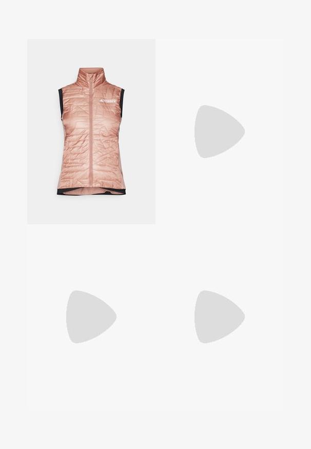 Svetloružová zateplená vesta s vysokým golierom, predným zipsom, prešívanou textúrou a čiernymi otvormi na rukávy. Na hrudi má biele logo TERREX.; Tričko s krátkym rukávom pre šport, tmavosivé s perforovanou textúrou. Obsahuje biele logo a kontrastné bočné pruhy. Okrúhly výstrih.; Čierne športové šortky s vysokým pásom, vyrobené z elastickej látky. Majú biele bočné pruhy a ploché švy pre pohodlie.; Biele bežecké topánky s svetlomodrými detailmi, priedušný zvršok z textilu, dizajn s tromi pruhmi, polstrovaná podrážka a textúrovaná vonkajšia podrážka pre lepšiu trakciu.