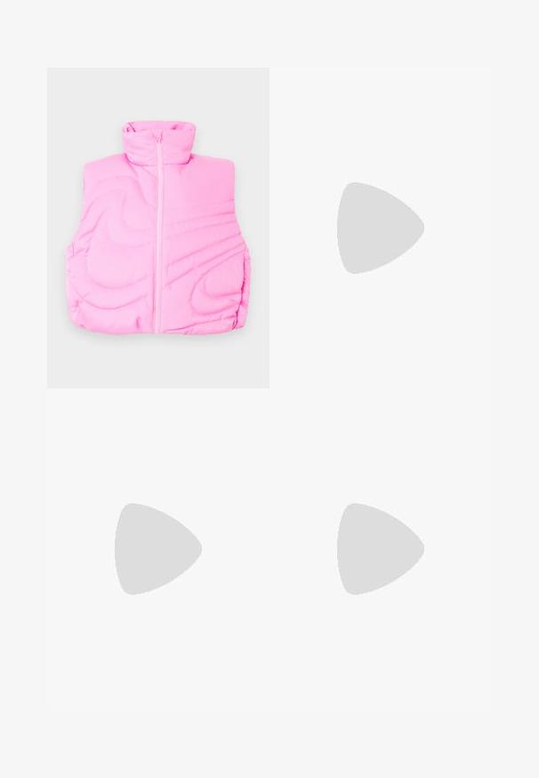 Rožinė pūkinė liemenė su aukštu kaklu, centre esantis užtrauktukas ir quilted raštas. Lygus paviršius su minkštu, lengvu išvaizdu.; Balta medvilninė marškinėlis su grafika, vaizduojančia kojas geltonose Nike sportinėse batuose su mėlynomis detalėmis, derinama su apyranke ant kairiojo riešo.; Šviesiai smėlio spalvos kelnės su elastinga juosmens juosta, turinčios rožinius šoninius panelius ir šonines kišenes. Lygi tekstūra su tiesiomis kojomis.; Balti odiniai sportbačiai su auksiniais akcentais, turintys perforuotą pirštą, plokščias raištelius ir storą gumos padą su "AIR" logotipu šone.