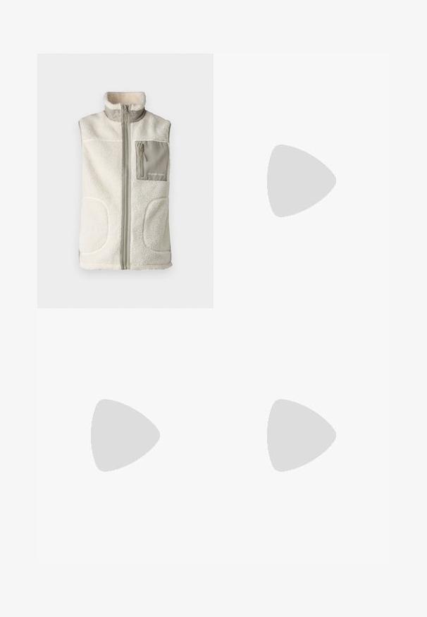 Colete de fleece em off-white com gola alta, fecho de correr frontal e um bolso no peito cinza com fecho de zip e logótipo. Material texturizado e quente.; T-shirt de algodão azul-marinho com mangas curtas, decote redondo e texto bordado em laranja "Originals Studio" no centro da frente.; Jeans de ganga azul claro com corte reto, costura visível e dois grandes bolsos frontais. O tecido tem uma textura desbotada.; Sapatilha de cor creme com detalhes perfurados, atacadores e logotipo na lateral, apresentada contra um fundo branco liso.
