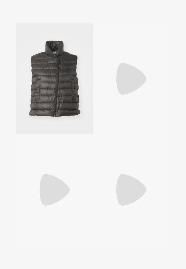 ASPESI GILET WENDY - Strukirani kaput - nero; Crni dugi rukav turtleneck majica izrađena od glatkog materijala, s volanima oko vrata i uskim siluetom s jednostavnim rubovima.; Crna plisirana suknja od laganog materijala s elastičnim pojasom. Dugačka do poda s glatkom teksturom i minimalističkim dizajnom.; Crne kožne Mary Jane balerinke s zaobljenim vrhom, koje sadrže srebrne kružne zakovice i podesivu traku s kopčom.