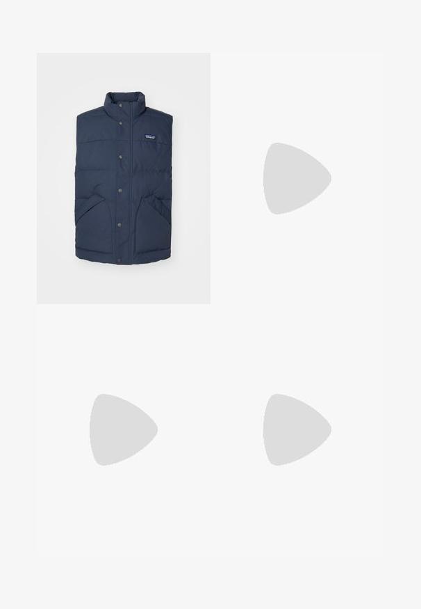 Colete acolchoado azul marinho com gola alta, botões de pressão na frente e dois grandes bolsos laterais. Textura suave com um padrão acolchoado para isolamento.; Camiseta cinza de manga curta feita de um tecido suave e texturizado, com um pequeno logo azul da Patagonia no lado esquerdo do peito. Sem padrões adicionais.; Calças cinza-escuras feitas de um tecido durável, com um bolso com fecho éclair, corte reto e passantes para cinto para um ajuste ajustável.; Ténis impermeáveis castanhos com um upper texturizado, detalhes perfurados, apoio para o calcanhar preto e uma sola de borracha cinza. Os atacadores têm extremidades metálicas.