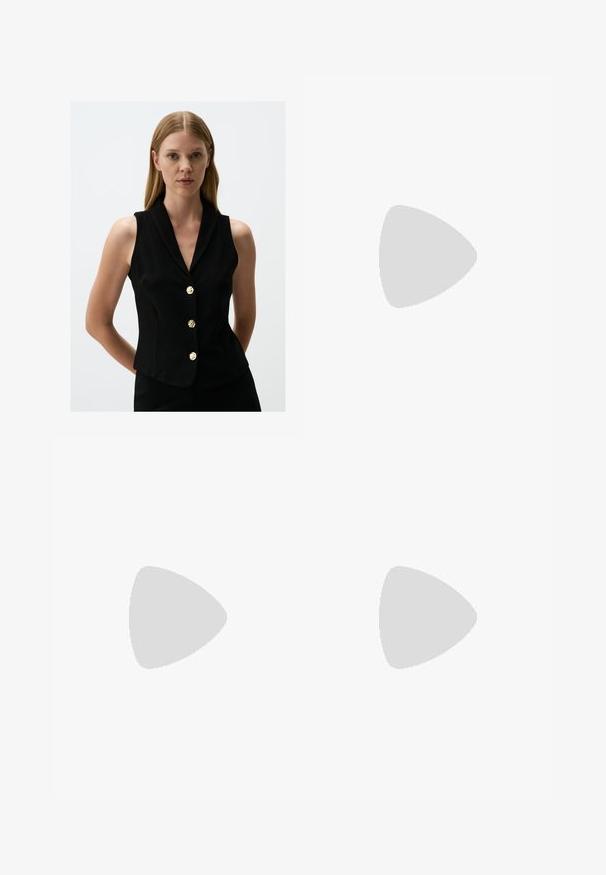 Zwarte mouwloze vest met een kraag, met vijf gouden knoopaccenten, getailleerde pasvorm en een gladde stoffen textuur.; Witte linnen blouse met lange mouwen, knoopsluiting en knopen aan de voorkant. Heeft een klein blauw geborduurd logo op de borst.; Lichtblauwe spijkerbroek met een rechte snit, vijf zakken en een knoopsluiting. Heeft subtiele vervaging en oranje stikselaccenten.; Bruin suède instapper met een lage hak, een verstelbare band met een zilveren gesp en een zwarte rubberen zool.