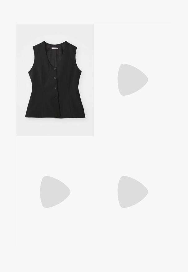 Svart ermeløs vest med dyp V-hals, fem-knappers lukking, skreddersydd passform og glatt tekstur. Enkel design uten tilleggsmønstre.; Langermet mauve-bluse med høy hals, side-drapé detalj, knappedeler og glidelås bak.; Svart vide bukser med høy midje, knappdetaljer på midjebåndet og frontplisser.; Sorte åpen tå hælsandal med kryssede stropper, justerbar ankelstropp og kraftig hæl, med en jevn lærtekstur.; Svart håndveske med strukturert form, jevn tekstur og metallisk lås. Kombinert med brede svarte bukser og sandaler med åpen tå på tregulv.
