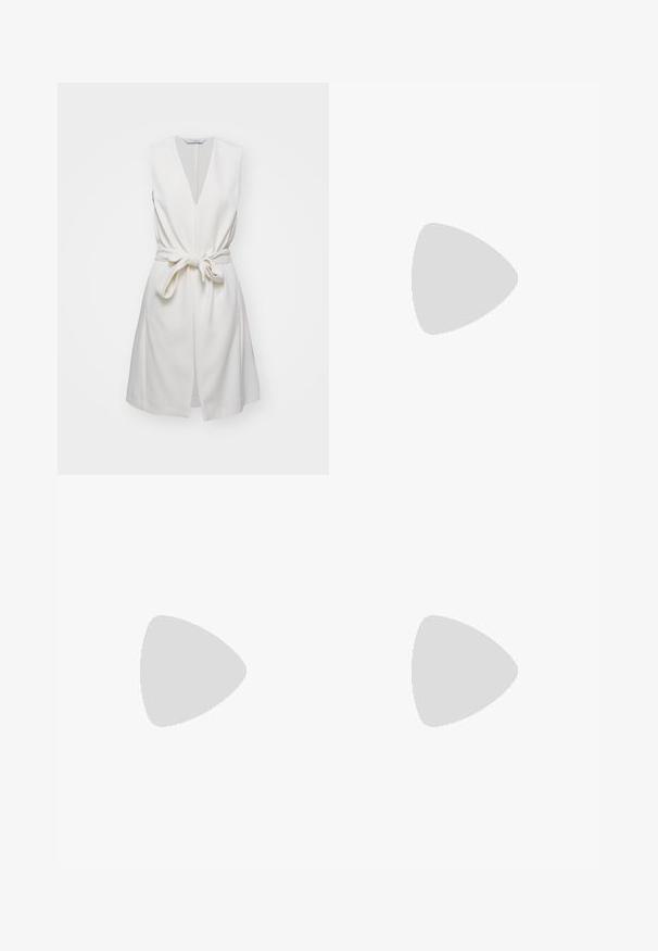 Max Mara Leisure KING - Weste - ecru; Schwarzes T-Shirt mit kurzen Ärmeln aus weicher Baumwolle, mit rundem Halsausschnitt und glatter, gleichmäßiger Textur in einem schlichten Design.; Schwarze, weit geschnittene Hosen aus glattem Stoff, mit hoher Taille, Vorderfalten und einem sauberen, maßgeschneiderten Design ohne Verzierungen.; Schwarze Leder-Stiefeletten mit spitzem Zehenbereich und Blockabsatz, kombiniert mit glänzenden silbernen Hosen, die elegante Texturen und kontrastierende Farben zur Geltung bringen.