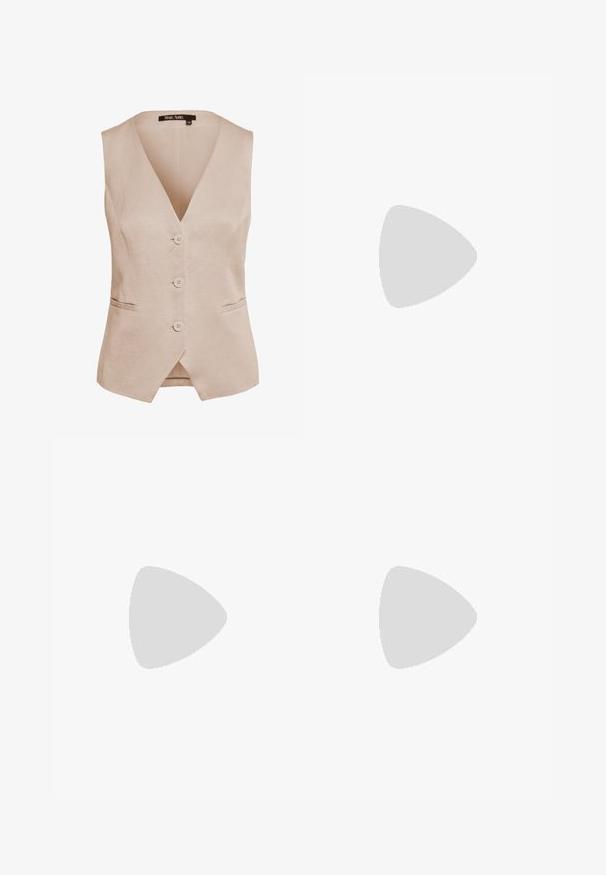 Beige ärmellose Weste aus einem Leinenmix, mit tiefem V-Ausschnitt, fünf Knöpfen und zwei Seitentaschen. Klassische gerade Form mit subtiler Textur.; Zwei kurzärmelige T-Shirts, eines weiß und eines schwarz, aus Baumwolle. Beide haben einen runden Halsausschnitt und ein einfaches, klassisches Design.; Braune Weite-Leg-Hosen mit einer glatten Textur, hoher Taille und Vorderfalten. Der Stoff ist leicht und fällt locker.; Schwarze Lackleder-Slingback-High Heels mit spitzem Schuh und einem geometrischen Blockabsatz. Verfügt über ein schlankes, minimalistisches Design und eine glatte Textur.