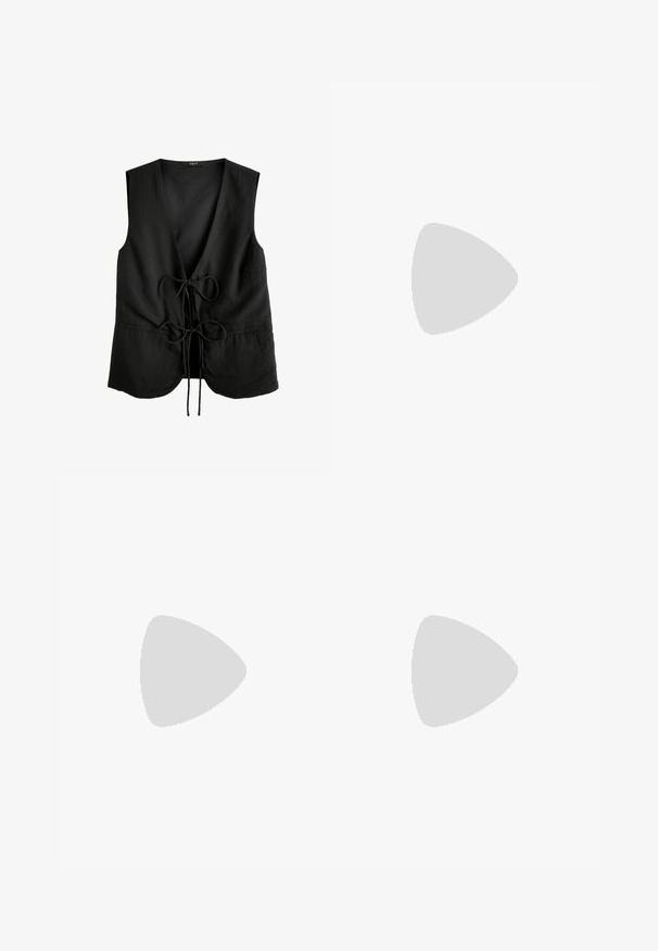Next REGULAR FIT - Vest - black; Sort camisole top med tynde justerbare stropper, en rund halsudskæring og en tætsiddende silhuet. Lavet af glat stof med en blød tekstur.; Bershka WIDE - Bukser - black; Bershka Højhælede sandaletter / Højhælede sandaler - black