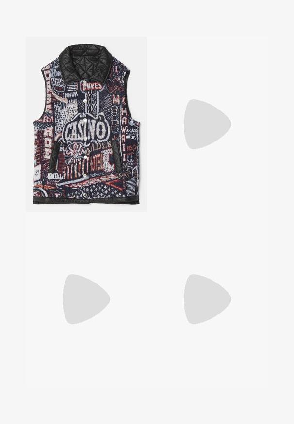 Siuvinėtas liemenės, turinčios daugiaspalvį, grafišką megztą raštą su įvairiais ženklų motyvais ir lygiu juodu audiniu apykakle bei kišenėmis.; Tamsiai rudas ilgarankovis mygtukų marškiniai su dviem kišenėmis ant krūtinės ir klasikiniais apykakle, pristatomas prieš paprastą baltą foną.; Juodos plačios kojos kelnės su tekstūruotu raštu raudonos ir bronzinės spalvos atspalviais, turinčios elastingą juosmenį ir laisvą siluetą.; Juodas odinis iki kelių batas su tekstūruotu paviršiumi, apvaliu pirštu ir storesniu guminiu padu. Viršuje yra prekės ženklo plokštelė.