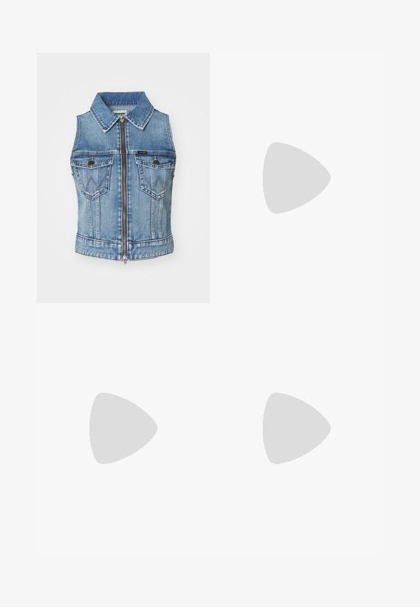 Colete de ganga em azul claro com fecho de correr na frente, colarinho, dois bolsos no peito e costuras contrastantes. Projetado sem mangas.; T-shirt de algodão preta com mangas curtas, apresentando um grande gráfico prateado e castanho do logótipo da Adidas e das três riscas na parte da frente.; Calças de fato largas, pretas, feitas de tecido macio, com uma cintura elástica e um pequeno logótipo do lado esquerdo.; Sapatilhas de couro preto com riscas brancas, biqueira redonda, atacadores brancos e sola de borracha de goma. Destacadas pelo colarinho acolchoado e detalhes de marca.