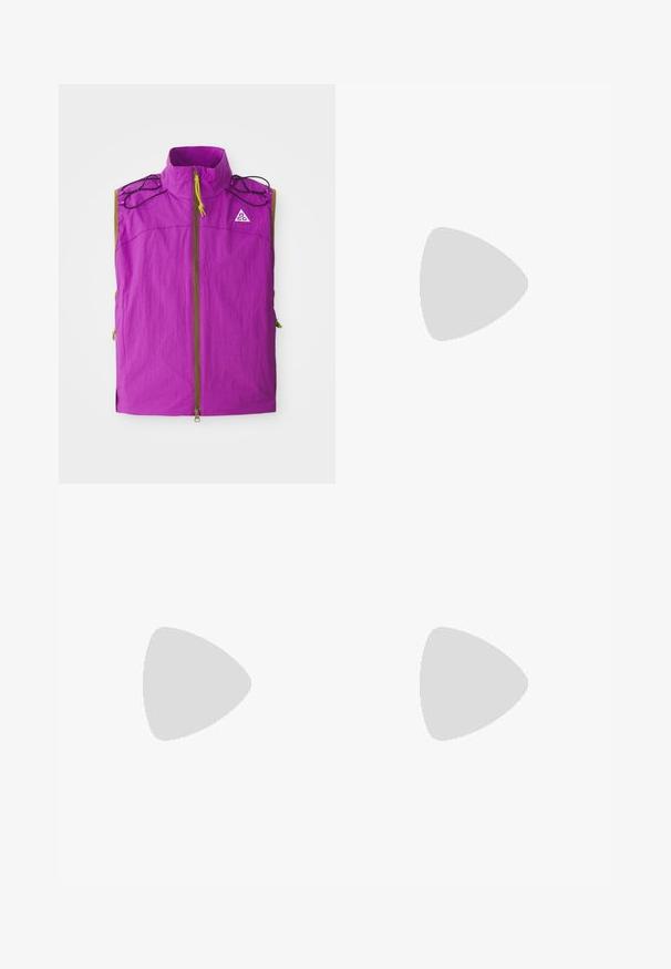 Violet bežinis liemenė be rankovių, su aukšta apykakle, priekiniais užtrauktukais, juodais virvelių detalėmis ant pečių ir mažu baltu trikampiu logotipu ant krūtinės.; Trys balti, dryžuoti marškiniai be rankovių, pagaminti iš medvilnės. Yra apvalus kaklas ir maži juodi etiketės netoli siūlės. Siūlomi įvairių dydžių.; Juodos lengvos nailono cargo kelnės su elastingu juosmeniu, reguliuojamu raišteliu ir daugybe sluoksniuotų kišenių ant kojų.; Baltos sportinės bateliai su tekstūruotais uždengimais, masyviu padu ir pilkais akcentais. Dėvimi su baltais trumpais kojiniais ir žaliais šortais mėlyname paviršiuje.