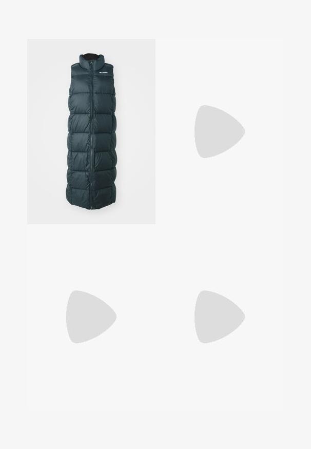Lång, mörkgrön pufferväst med hög krage och dragkedjestängning. Har quiltade sektioner och en slät yta, designad för värme.; Vit bomullströja med korta ärmar och rundad halsringning. Har en svart Adidas-logga tryckt på bröstet. Enkel, minimal design.; Krämfärgade sweatpants med en mjuk textur, med dragsko i midjan och utsvängda ben. Subtil logotypdetalj på vänster höft.; Krämfärgade atletiska sneakers med tre beige ränder, i mocka och textilmaterial, med en texturerad sula och präglad logotyp på hälen.