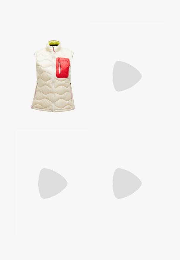 Gilet matelassé sans manches en ivoire avec une poche zippée rouge. Présente un motif en vagues, une fermeture éclair à l'avant et une doublure verte contrastante. Accents en rose.; T-shirt de sport blanc à manches courtes, fabriqué en tissu lisse et extensible. Doté d'un petit logo noir Adidas sur la poitrine.; Shorts de sport violets avec une taille haute, texture lisse, et logo bleu contrastant en bas à gauche. Présente des coutures à plat.; Baskets blanches de sport avec un dessus en maille respirante, un design texturé et des accents lavande. Elles disposent d'une semelle rembourrée avec des détails de semelle extérieure verts.