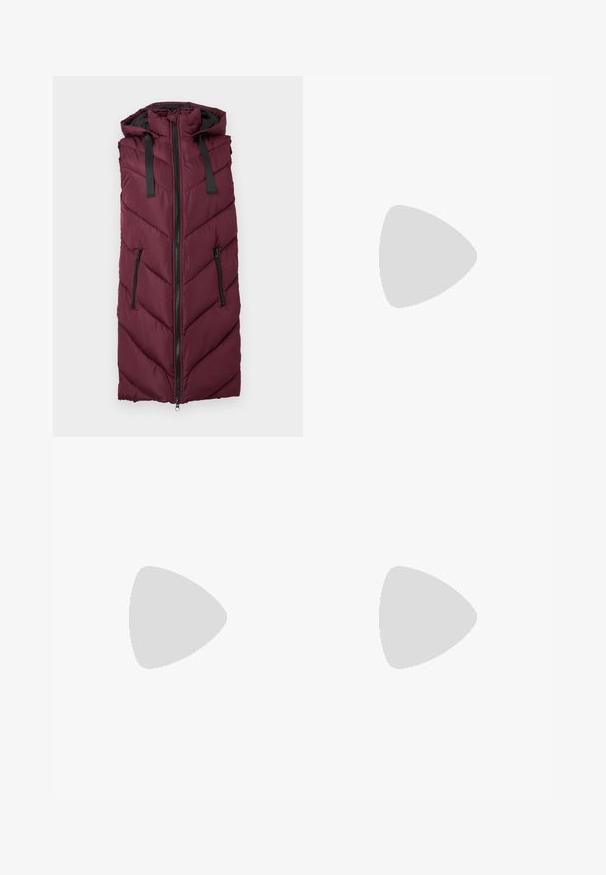 Gilet rembourré bordeaux avec capuche, présentant un motif en chevrons, fermeture éclair sur le devant et deux poches zippées sur les côtés.; T-shirt noir oversize avec un graphique d'un ours et le texte « PAS MIGNON MAIS SAUVAGE » en lettres blanches, en gras. Matériau en coton.; Jeans en denim bleu clair à taille haute. Présentent des jambes larges, deux zones déchirées aux genoux et un style classique à cinq poches.; Baskets montantes en toile blanche avec semelle en caoutchouc noir, capuchon en caoutchouc à l'avant, et six œillets pour les lacets, présentant un design épuré et minimaliste.