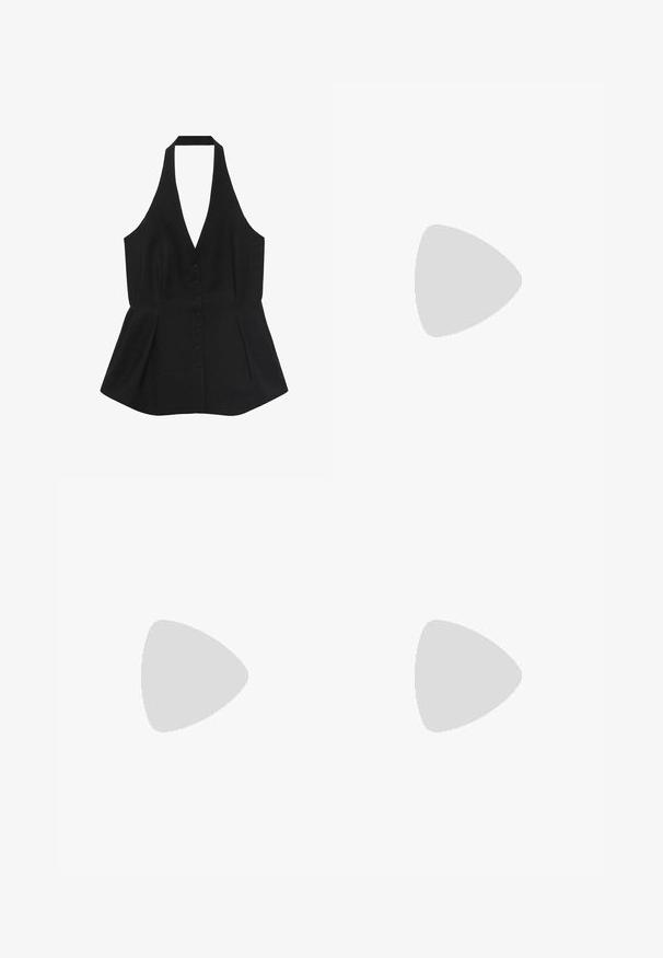 Schwarzes Top mit Neckholder und tiefem V-Ausschnitt, Knopföffnung vorne und Peplum-Saum. Glattes Material mit maßgeschneidertem Design und nahtlosen Kanten.; Zwei ärmellose, gerippte Rollkragenoberteile in Schwarz und Weiß, mit einer figurbetonten Passform und glatter Textur sowie einer cropped Länge.; Schwarze weite Hosen aus leichtem Stoff, mit einem Knopfverschluss vorne und flachem Bund, mit sorgfältig genähten Säumen.; Sportschuhe mit einem Obermaterial aus weißem Leder, grauer Wildleder-Zehenkappe und drei schwarzen Streifen. Sie verfügen über ein blaues Logo auf der Zunge und eine strukturierte Gummisohle.
