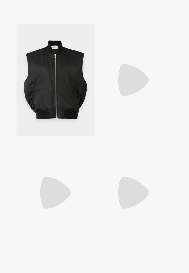 Giacca bomber nera senza maniche con chiusura a zip, colletto e orlo a costine e tasche laterali. Realizzata in tessuto liscio e leggero.; T-shirt bianco a maniche corte realizzato in cotone leggero. Presenta un collo rotondo e maniche arrotolate. Etichetta rossa con logo sul colletto.; Jeans a palazzo di colore blu chiaro realizzati in denim, con vita alta, tasche e orli sfilacciati. Il tessuto presenta un lavaggio sbiadito e una texture sottile.; Mocassini in pelle nera con una finitura liscia, dettagli cuciti attorno alla punta e suola in gomma bassa. Abbinati a pantaloni neri larghi.