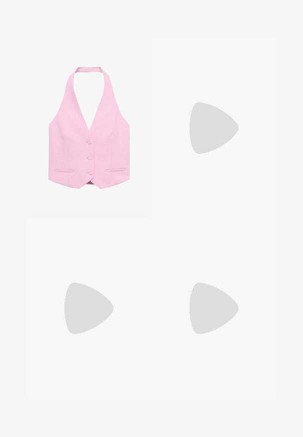 Mango Weste - pink; Weißes, geripptes Tanktop mit rundem Halsausschnitt, ärmellosem Design und kurzer Länge. Das Etikett trägt die Aufschrift "JJXX". Glatte Stoffstruktur.; Helle blaue Jeans mit hoher Taille, fünf Taschen, Hardware in Kupferoptik und dezentem Ausbleichen, mit einem Etikett am Bund.; Weiße Sneaker mit strukturiertem Mesh und glatten synthetischen Komponenten, ausgestattet mit einer dicken Sohle und schwarzer Schrift auf der Ferse. Kombiniert mit hellblauen Jeans.; Schwarze synthetische Schultertasche mit geschwungenem Silhouette, strukturiertem Finish, goldenem Dreiecks-Logo und abnehmbaren Hardware-Akzenten.