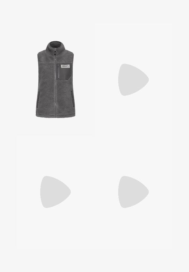 Szary bezrękawnik z polaru z wysokim kołnierzem, pełnym zamkiem błyskawicznym, kieszenią na zamek błyskawiczny na klatce piersiowej oraz dwiema bocznymi kieszeniami zapinanymi na napy.; Czarna koszulka z długim rękawem z bawełny z okrągłym dekoltem. Posiada niewielkie białe logo po lewej stronie na piersi. Prosty design i fason.; Czarne nylonowe spodnie cargo z odpinanymi nogawkami, regulowanymi mankietami, wieloma kieszeniami oraz logo na prawej nogawce. Gładka, lekka tekstura.; Beżowe i kremowe buty sportowe z teksturowanej siateczki, wspierającymi nakładkami oraz gumową podeszwą z wzorem bieżnika zapewniającym przyczepność.