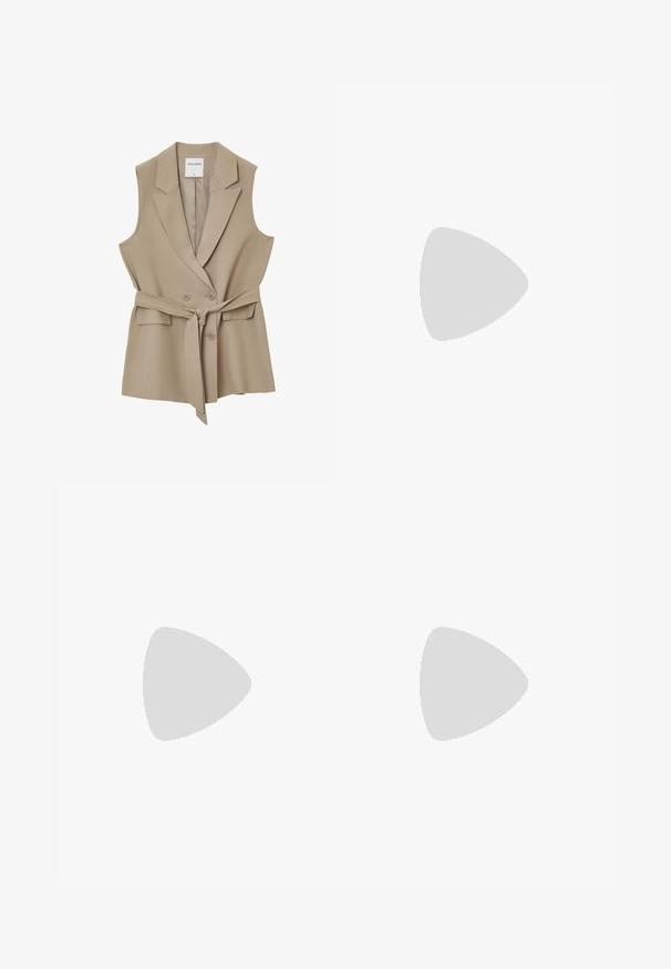 Gilet beige senza maniche con design doppiopetto, cintura e due tasche frontali. Realizzato in tessuto morbido con una vestibilità su misura.; Top in cotone bianco senza maniche, con scollatura ampia e linea aderente. Tessuto liscio, design semplice e dettagli di cucitura minimi.; Jeans in denim scuro con vestibilità rilassata. Presentano vita alta, cinque tasche e cuciture a contrasto. Design a gamba dritta, senza decorazioni.; Sneaker in suede marrone con dettagli e lacci bianchi. Suola in gomma color gomma. Indossati con calzini bianchi con righe nere. Pavimento verde texturizzato.; Borsa a spalla in tessuto marrone con un corpo ampio e arrotondato e una grande maniglia a taglio. Texture morbida, design minimalista e senza hardware visibile.
