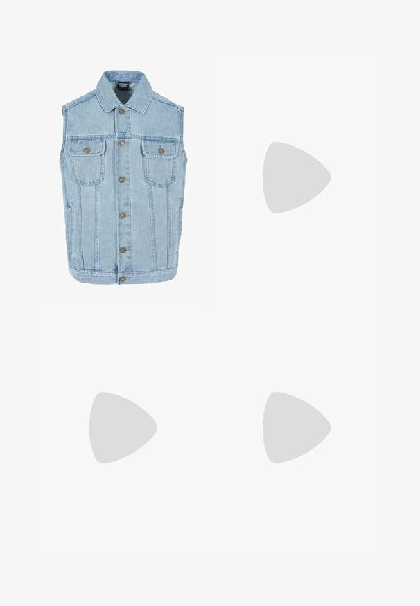 Vest din denim de un albastru deschis, cu un design clasic, având guler, închidere cu nasturi, două buzunare pe piept și detalii din metal cu capsenă.; Tricou ribbed de culoare bej deschis, cu mâneci scurte și decolteu rotund, expus pe un fundal alb simplu.; Chino bej cu picior drept, cu bucle pentru curea, închidere cu nasture și fermoar în față, și buzunare laterale înclinate.; Pantofi sport maro din material sintetic neted. Prezintă șireturi groase, accente din plasă, guler căptușit și talpă din cauciuc texturat.