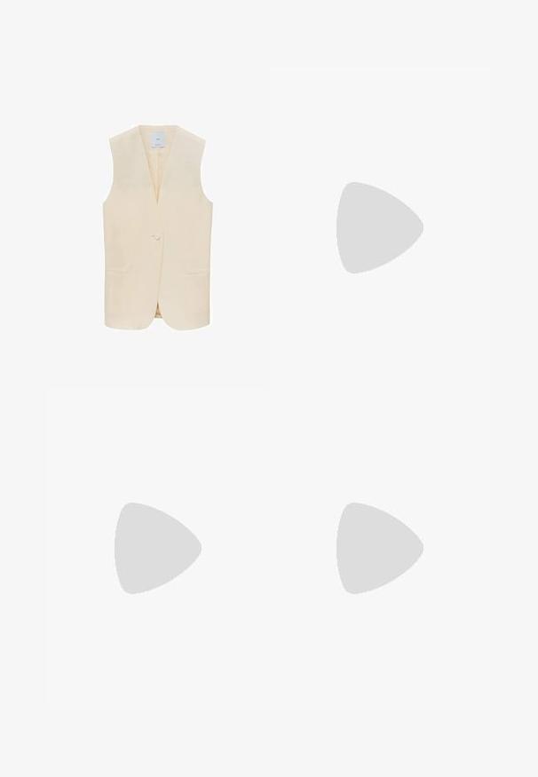 Beige ärmellose Weste mit einem einzelnen Knopfverschluss, Reverskragen und zwei vorderen Taschen. Glattes Material und taillierte Silhouette.; Weißes, enganliegendes Oberteil aus geripptem Stoff mit kurzen Ärmeln und gerafften Details an den Seiten für Textur und Form.; Weiße weit geschnittene Hose aus leichtem Stoff. Mit einem elastischen Bund und Kordelzug sowie Seitentaschen. Glatte Textur.; Hellrosa Wildleder-Sneaker mit weißen Streifen und Schnürsenkeln, ausgestattet mit einer strukturierten Zunge und einer Gummisohle, auf einem blauen Teppich platziert.