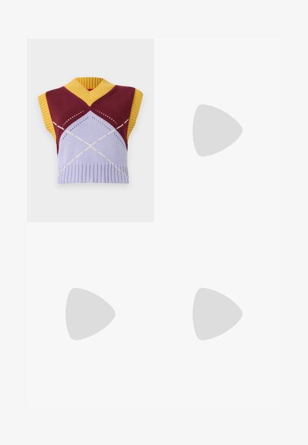 Strick-Ärmelloser Pullover mit einem V-Ausschnitt in Bordeauxrot, Gelb und Lavendel, mit einem Argyle-Muster und geripptem Saum. Klare geometrische Designdetails.; Weißes kurzärmliges T-Shirt aus geripptem Stoff. Runder Halsausschnitt, normale Passform und dezente Nähte. Keine Muster oder Grafiken.; Gestreifte weiße Midi-Rock aus Strick mit einem strukturierten Muster und Ausschnitten am Saum. Elastischer Bund. Weiches Material.; Schwarze Leder-Ballettschuhe mit abgerundeter Spitze, glatter Textur, minimalen Nähdetails und einem flexiblen Sohlen-Design.; Braune Ledertasche mit Klappenverschluss, Beschlägen in Goldfarbe, einem Schultergurt und einer glatten Oberfläche. Kompakte rechteckige Form.