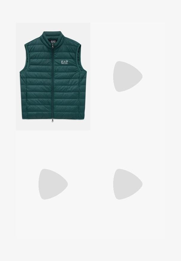 Temnozeleni prešiti brezrokavnik z zadrgo na sprednji strani in logotipom EA7 Emporio Armani na levi prsni strani.; Bela bombažna majica s krožnim izrezom in kratkimi rokavi, s pozlačenim logotipom EA7 Emporio Armani natisnjenim spredaj.; Črne športne kratke hlače iz mehkega blaga, z elastičnim pasom in majhnim rumenim logotipom EA7 na spodnjem levem delu noge.; Bela usnjena športna obutev z gladko površino, okroglo prst, ravne vezalke in teksturiran podplat. Ima diskretno logo na peti.