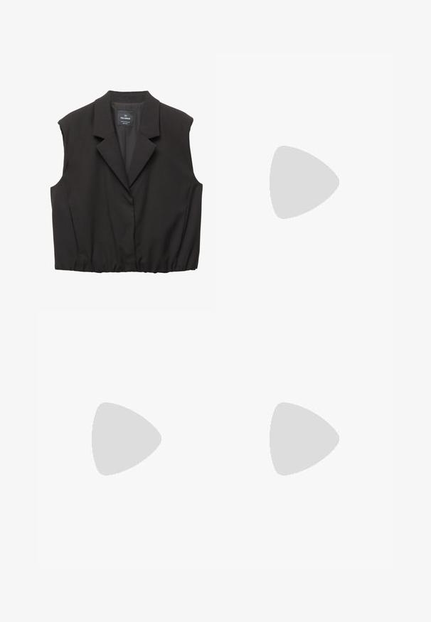 Schwarze ärmellose Blazer-Weste mit Reverskragen, Knopfverschluss, elastischem Saum und Pull&Bear-Label im Kragen.; Schwarzes trägerloses Oberteil aus glattem Stoff, das eine taillierte Silhouette mit geradem Ausschnitt und ohne zusätzliche Verzierungen aufweist.; Dunkelgraue gerade geschnittene Hose mit einem enganliegenden Bund und Seitentaschen, vor einem schlichten hellen Hintergrund präsentiert.; Schwarze Lederstiefel bis zum Knie mit glatter Oberfläche, leicht abgerundeter Zehenpartie und einem niedrigen Blockabsatz. Mit vertikalem Akzentstich am oberen Rand.; Große schwarze Leder-Hobo-Tasche mit glatter Textur, breitem Schultergurt und gerafftem Design an der Basis, ideal für den täglichen Gebrauch.