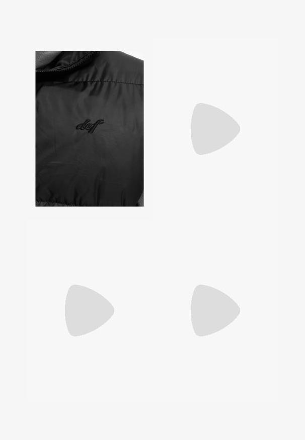 DEF PUFFER - Vesta - black; Bershka SHORT SLEEVE - Tričko s potlačou - white; Tmavé džíny s voľným strihom, so subtílnou vertikálnou textúrou, žltým prešívaním, piatimi vreckami a klasickým zapínaním na gombík.; Čierne tenisky s textúrovaným zvrškom, s šnúrkami, sieťovinovými akcentmi pre priedušnosť, polstrovaným golierom a pevnou podošvou.