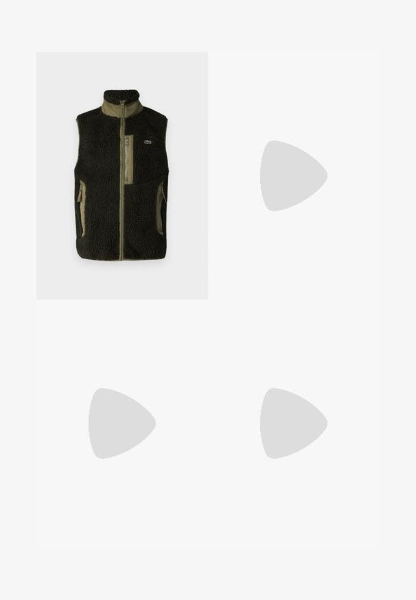 Lacoste Veste - sapwood/khaki; Melnas kokvilnas T-krekls ar īsām piedurknēm, apaļu kakla izgriezumu un mazu zaļu logotipu kreisajā krūšu kabatē. Vienkāršs dizains, regulāra piegriezuma.; Melni kokvilnas kravas svārki ar taisnu kāju dizainu, ar sānu kabatām un priekšējo pogu aizdari. Izturīga auduma ar gludu tekstūru.; Melna zamša kurpīte ar auklēm līdz potītei, ar ievelkamu cilpu un struktūru zoli, kurai sānos ir neliels, reljefs krokodila logo.