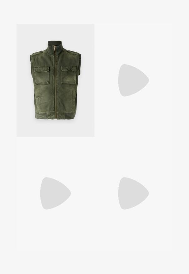 Gilet sans manches vert olive en coton, présentant un col montant, une fermeture éclair frontale et deux poches poitrine avec rabats.; Chemise noire à manches longues en tissu lisse, ornée d'un design graphique de baskets blanches avec un motif à pois sur le devant.; Pantalons noirs ajustés avec une coupe droite, fabriqués à partir d'un tissu texturé. Ils présentent un devant plat, des passants de ceinture et pas de poches visibles.; Baskets noires en cuir et daim, à bout arrondi, avec des lacets beiges, une semelle en caoutchouc de gomme, et des perforations sur le côté pour la respirabilité.