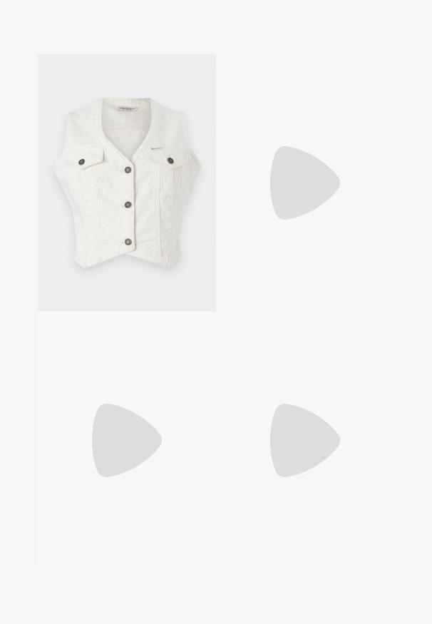 Hvit denim cropped vest med v-hals, fire lommer og sølvfargede trykknapper. Har en tettsittende design og subtile sømmer.; Hvit t-skjorte med korte ermer og marineblå horisontale striper, med brodert "Tommy Hilfiger"-logo på brystet. Klassisk rund hals-design.; Plissert hvit skjørt med en svart elastisk midje som har "LACOSTE"-logoen. Midjelengde design med myk tekstur.; Hvite lær sneakers med tykk hvit såle, svart semsket hælforsterkning og preget logo på siden. Snøresystem med seks hull.