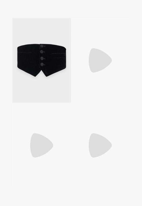 Schwarzer Samtkragen mit tailliertem Design. Verfügt über vier schwarze Knöpfe und einen diagonalen Schnitt, abgerundet mit einem subtilen Glanz und zwei kleinen Taschen.; Schwarzes Baumwoll-T-Shirt mit Rundhalsausschnitt. Besitzt ein kleines weißes grafisches Design auf der Brust. Kurze Ärmel und gerade Saum.; Schwarze, maßgeschneiderte Hose mit weitem Bein, ausgestattet mit einer glatten Textur und scharfen Falten, gefertigt aus einem gewebten Stoff.; Schwarze Leder-Sneaker mit glatter Textur, weißer Gummisohle, runder Zehenpartie und traditionellem Schnürsystem; minimalistischem Design mit kontrastierenden Akzenten.