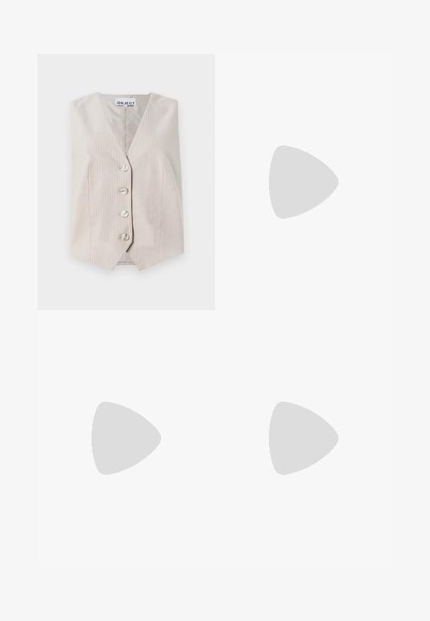 Beige mouwloos vest met verticale strepen, v-hals, sluiting met vijf knopen en zijzakken. Gemaakt van een gestructureerde stof.; Twee mouwloze ribgebreide coltruien in zwart en wit, met een slim fit ontwerp en een gladde textuur, met een cropped lengte.; Zwarte wijde broek van lichtgewicht stof, met een knoopsluiting aan de voorkant en een vlakke achterkant, afgewerkt met keurig gestikte zoom.; Sportschoenen met een witte leren bovenkant, grijze suède neus en drie zwarte strepen. Bevat een blauw logo op de tong en een gestructureerde rubberen zool.