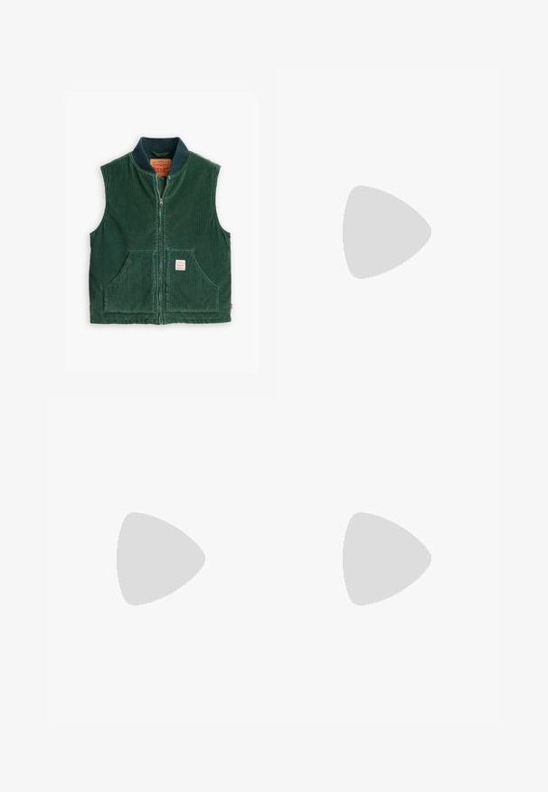Levi's® Workwear SANSOME - Vest - python green; Hvit bomull t-skjorte med korte ermer, rund utringning, avslappet passform, og ingen synlige logoer eller mønstre. Glatt tekstur og minimalistisk design.; Svart joggebukse laget av myk stoff, med elastisk midje med snøring, ribbede mansjetter og en liten logo på venstre lår.; Hvite skinnsneakers med perforeringer, rund tå, flat såle og tykke lisser, med en synlig swoosh-logo og "AIR" på hælen.